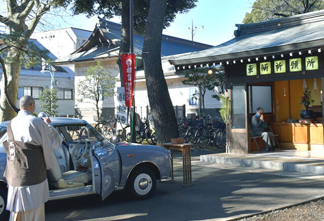 車のお祓いを神社でしている様子
