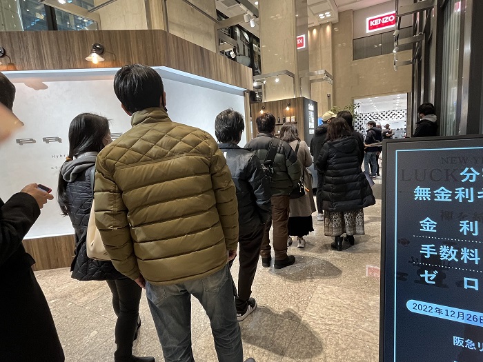 新型プリウス展示阪急メンズ東京