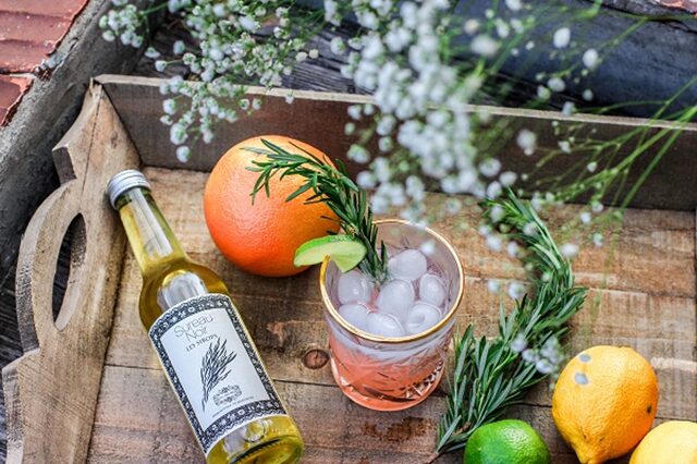 テーブルの上に花と飲み物があり華やかな風景