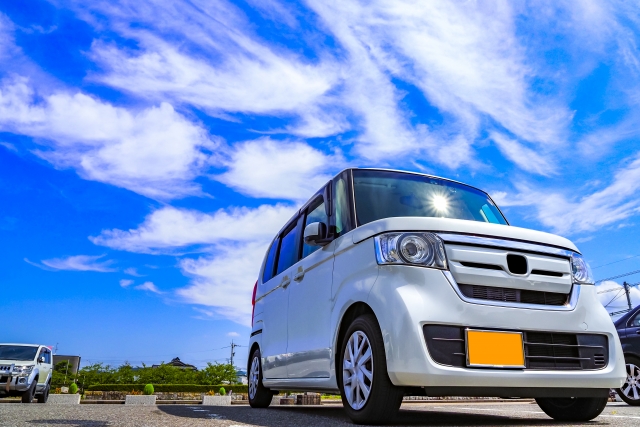 白い中古車と空