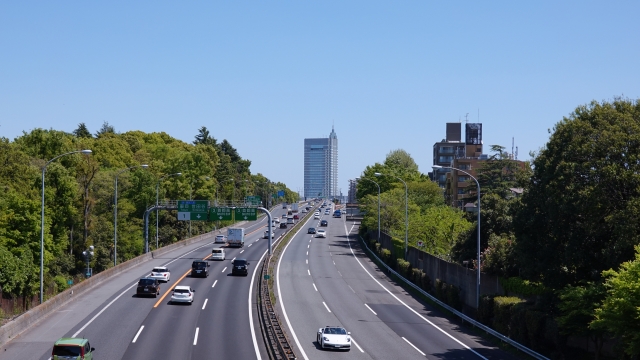 道路 車が走る