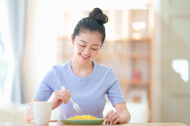 食べる女性