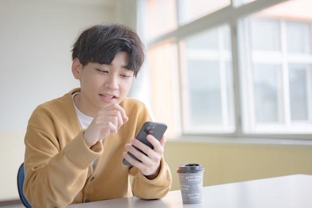 スマホで電話をする男性