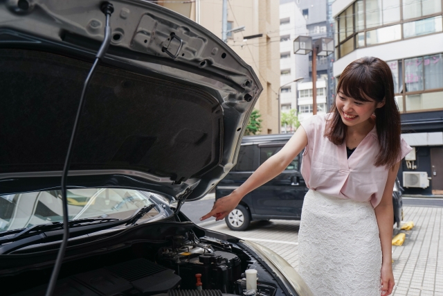 車の車検を受ける女性