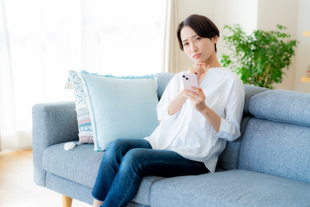 部屋で考える人