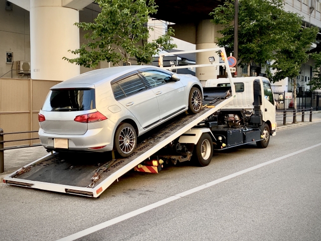 レッカー車で運ばれる車