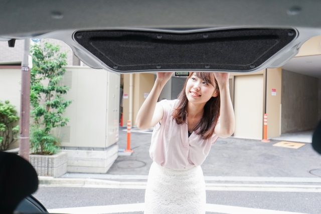 車の掃除をする女性