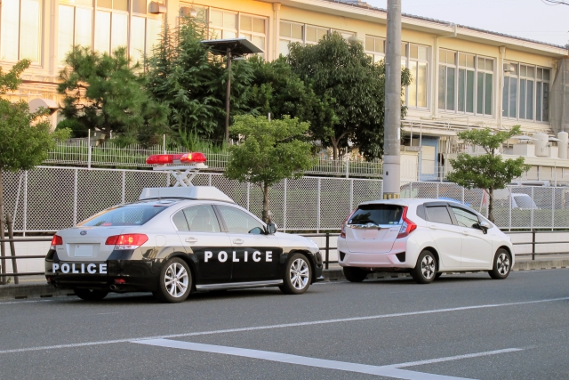 道路交通法違反 取り締まるパトカー