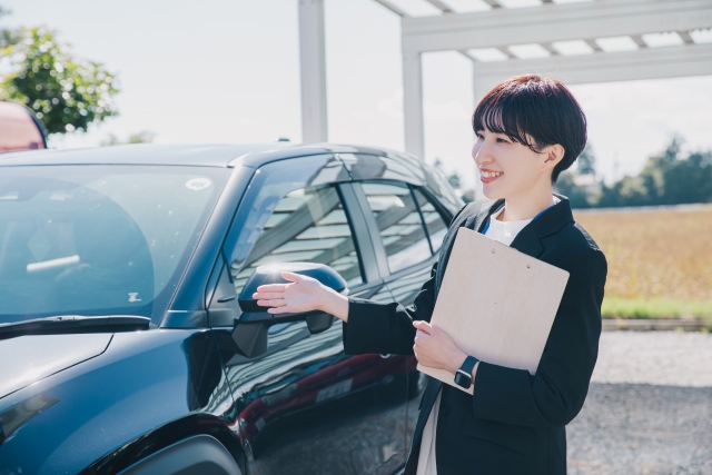 納車の説明をする営業マン