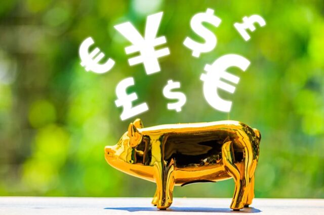 金色の豚の貯金箱