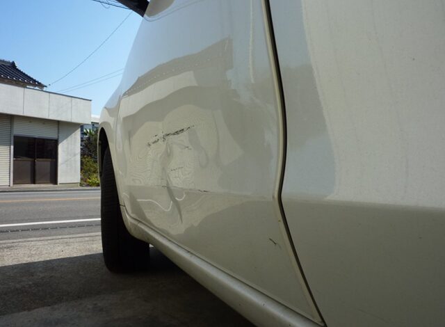 ドアが凹んだ白い車
