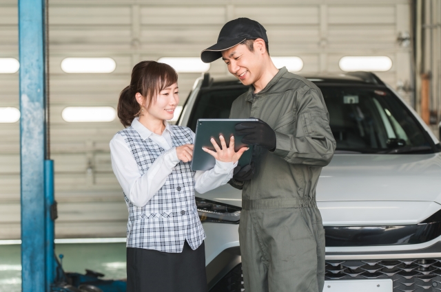 整備士に相談している女性