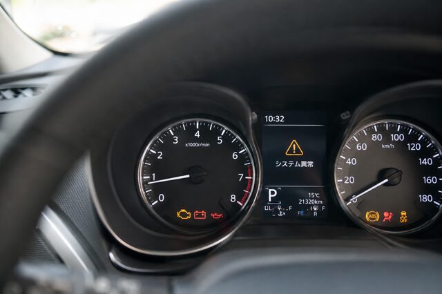 車内のダッシュボードと警告灯