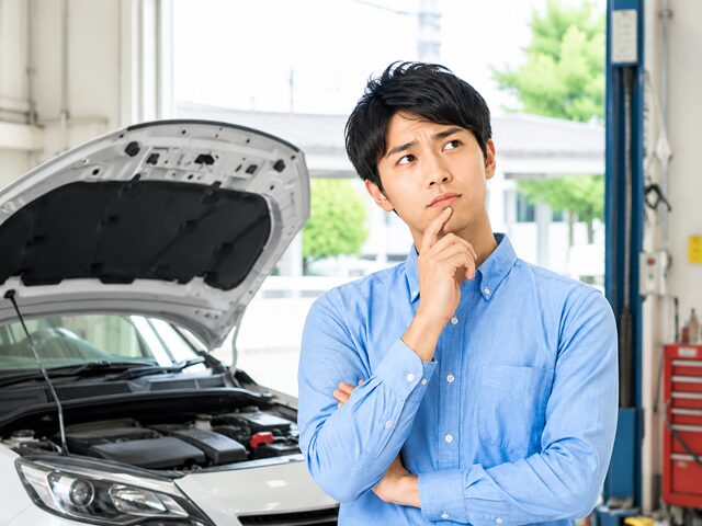 悩む男性