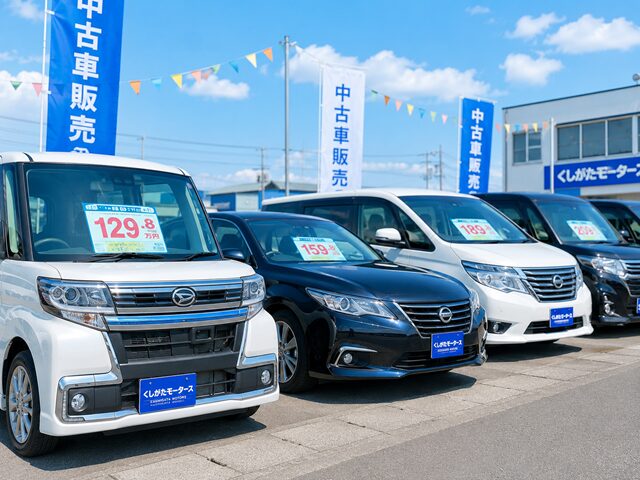 中古車販売展示場に並ぶ普通自動車