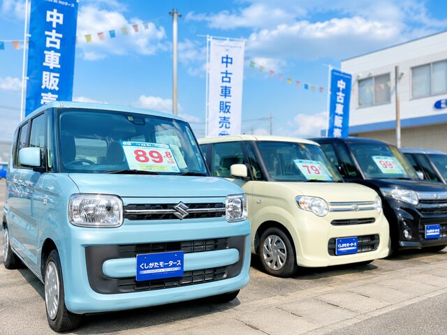 中古車販売展示場に並ぶ軽自動車