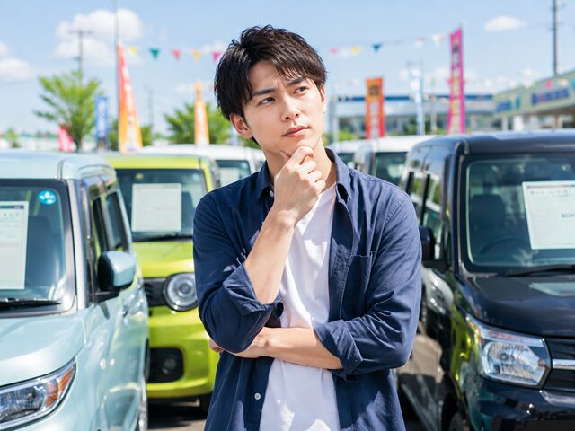 車の購入を悩む男性